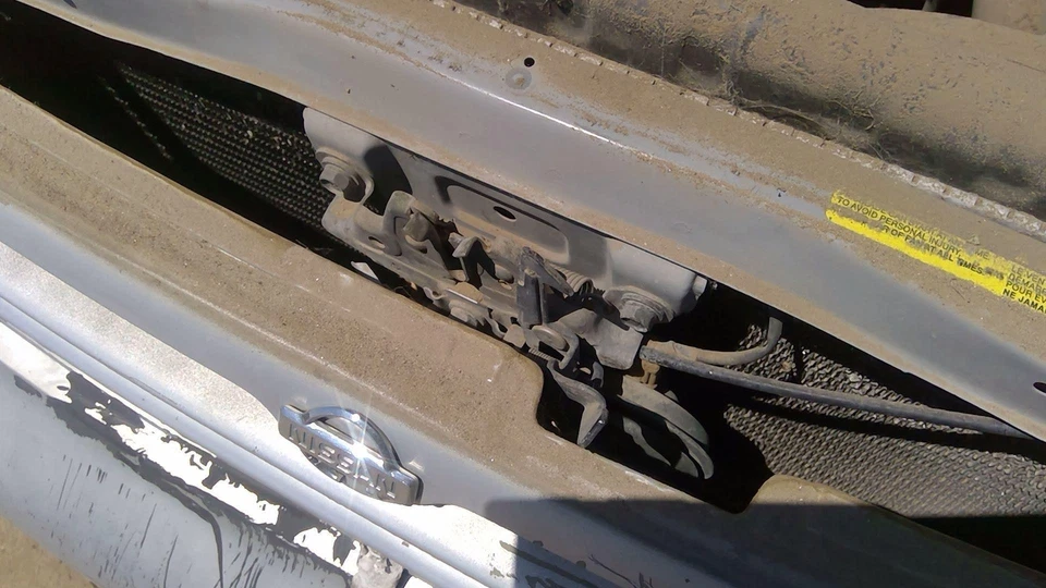 Nissan Altima 1993 1994 1995 1996 1997 montaje de pestillo de capó con soporte OEM Foto 3 de 4