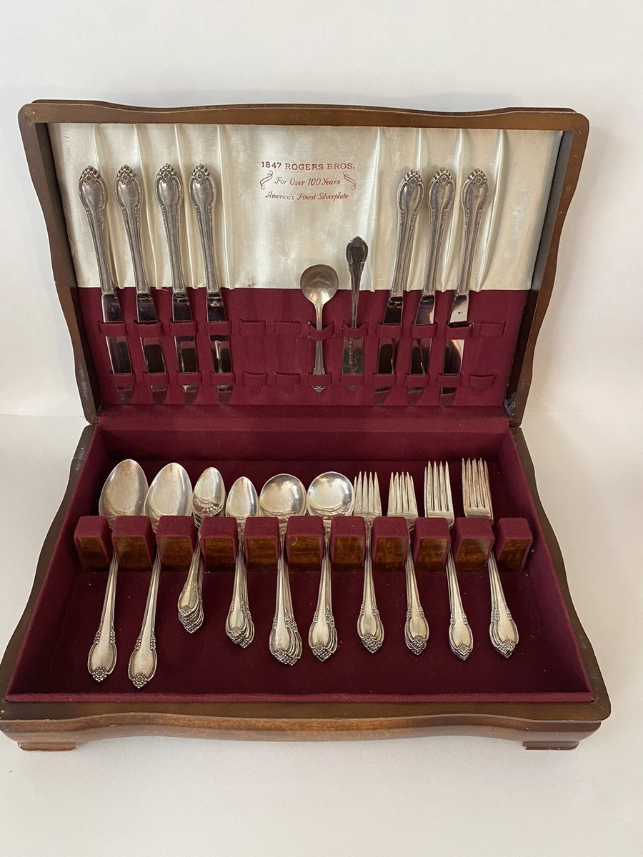 1847 Rogers Bros. Silverplate Flatware 48 pc Silverware Set in Chest