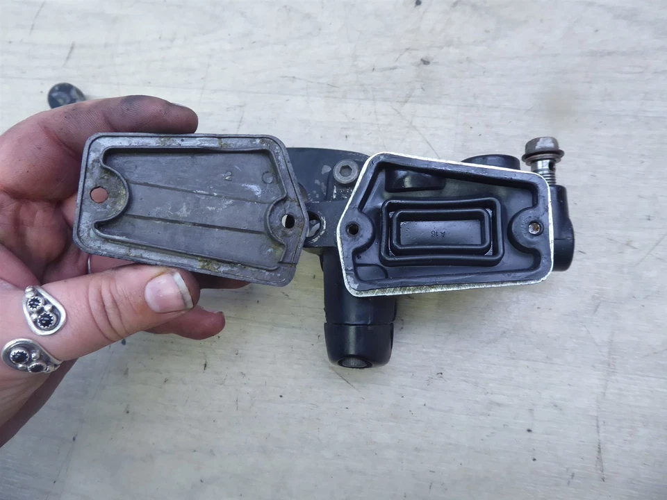 1990 Yamaha FJ1200 Y20965) front left clutch master cylinder - Image 3 of 4