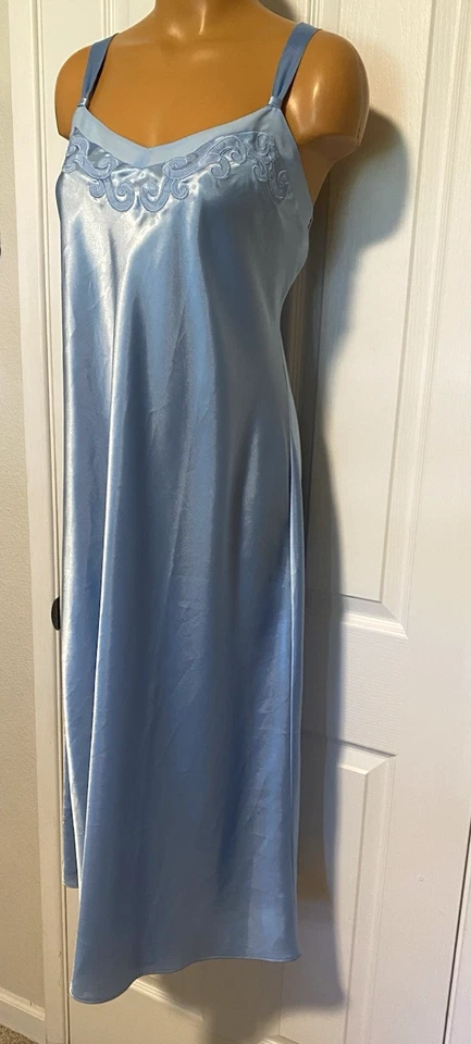 MORGAN TAYLOR INTIMATES PERIWINKLE BLUE SATIN W/ SCROLL APPLIQUE NIGHTGOWN SZ M - Image 3 of 4
