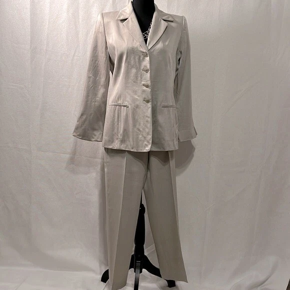 Ellen Tracy Linda Vintage Allard silk  blend silver petite Medium pantsuit. - Image 2 of 4