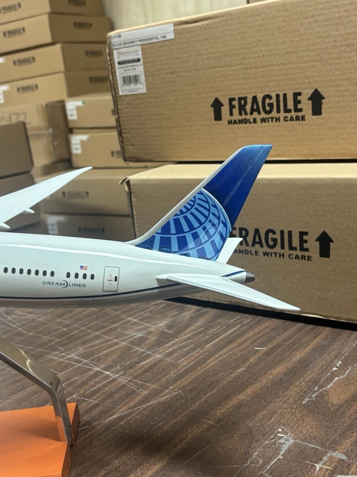 United Boeing 787 Dreamliner 1/100 scale by Daron Executive Series - Image 2 of 4