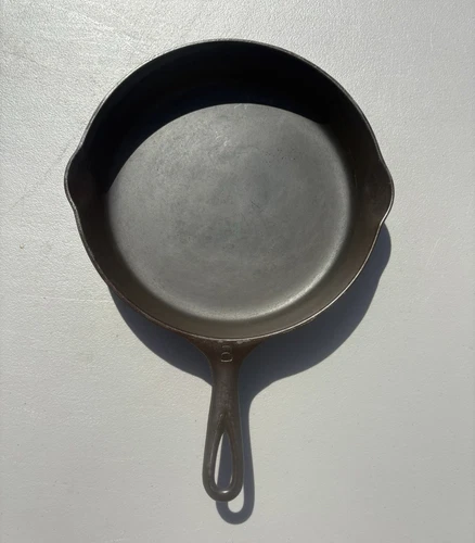 Griswold Victor #8 722C Cast Iron Skillet Frying Pan - Picture 2 of 9