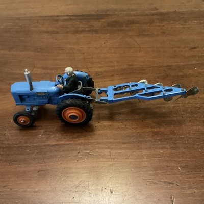 CORGI GS 13 FORDSON POWER MAJOR TRACTOR AND PLOUGH ( 409 ) 
