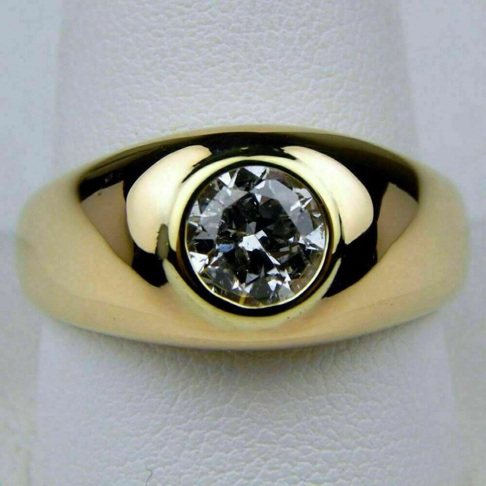 Anillo solitario de diamantes simulados de corte redondo de 1,20 quilates enchapado en oro de plata 925 para hombre Foto 2 de 4