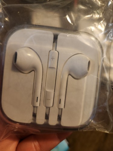 Apple EarPods Wired Volume Control and Built In Microphone NEW