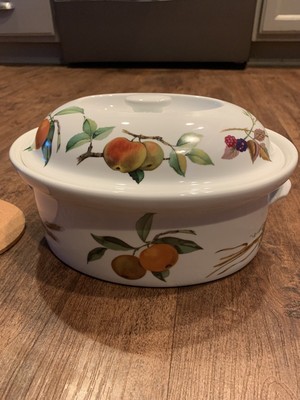 Royal Worcester Evesham 'M' Oval Covered 2.5 qt Baking Dish/Roaste   England