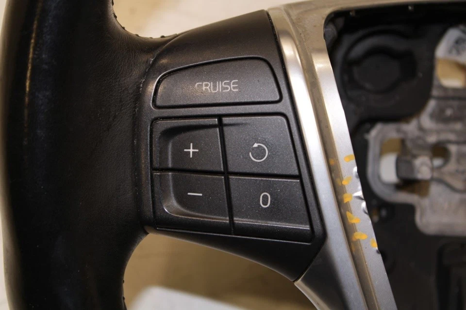 Volvo S60 T5 Premier 2015-16 2,0 L tracción delantera volante cuero con botones de control Foto 3 de 4