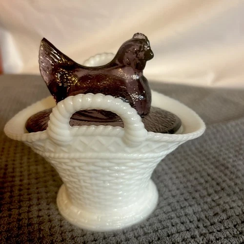 Vintage Westmoreland White Milk Glass Rare Purple Amesthyst Hen On Nest Woven