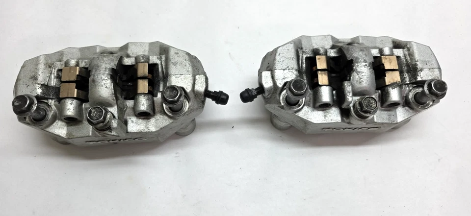 06-13 PINZAS DE FRENO DELANTERAS DERECHA IZQUIERDA SUZUKI BOULEVARD M109R VZR1800 OEM Foto 3 de 4