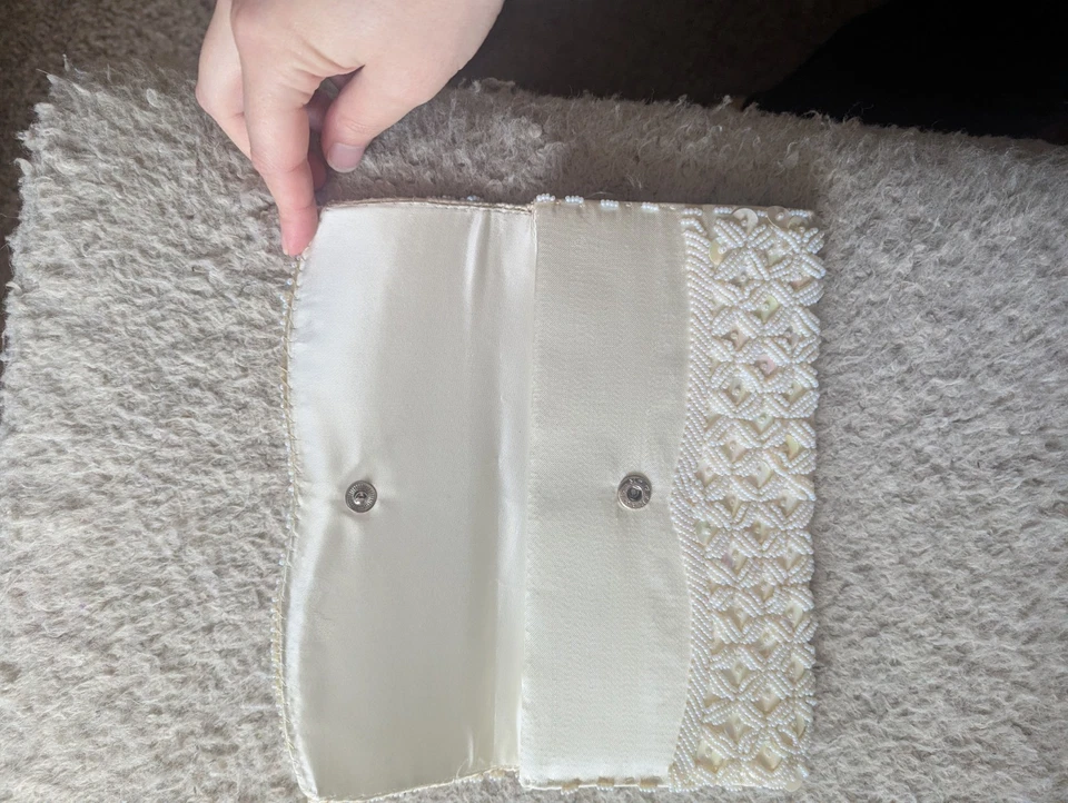 Bolso clutch blanco con cuentas de seda con perlas de imitación y lentejuelas Foto 3 de 4