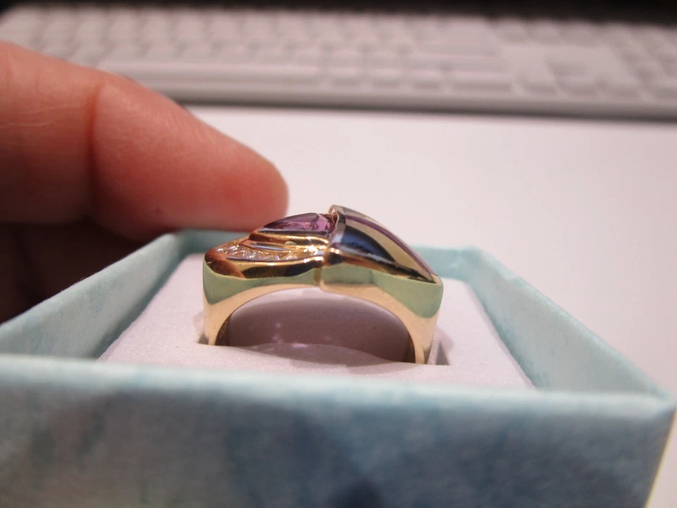 ANILLO DE DISEÑO ORO AMARILLO 14K; TIENE AMATISTA, DIAMANTES Y PIEDRAS DE NÁCAR Foto 4 de 4