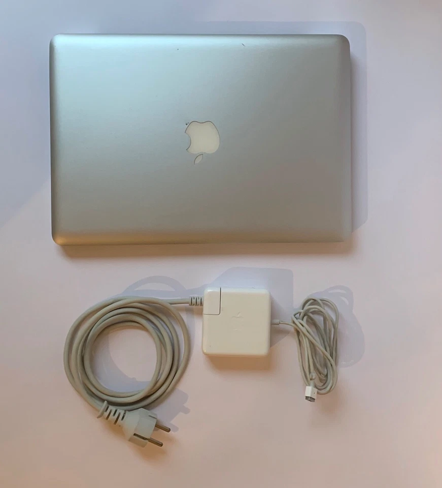 Apple Mac Book Pro 13 (Mitte 2009) mit SSD - Top Zustand - Bild 2 von 4