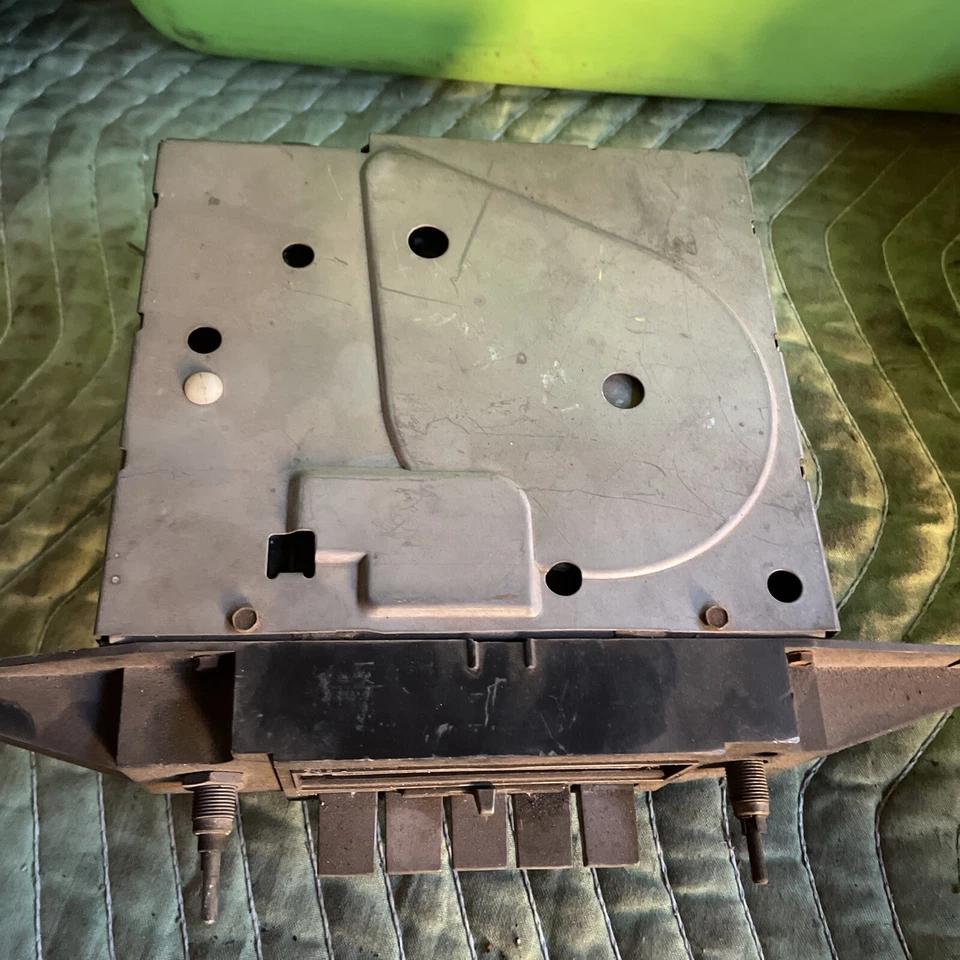 Cadillac Deville 1977 1978 1979 OEM radio AM/FM con soporte de montaje Foto 3 de 4