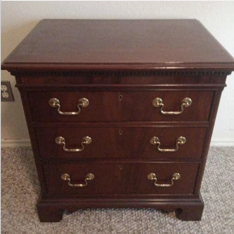 Mesita de noche/cofre de soltero vintage de caoba con 3 cajones y asas Foto 2 de 4