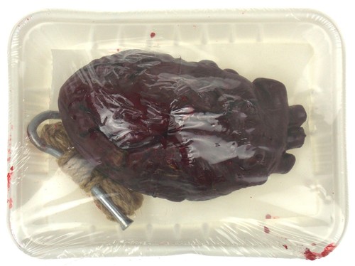 Funny Fashion Bloody Heart Halloween Decor Party Life Size Meat Tray Prank Fake - Photo 1/3