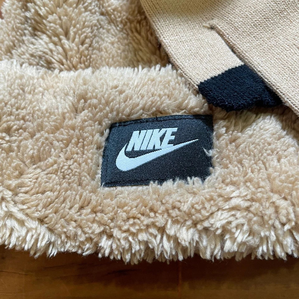 Conjunto de gorro y guantes Nike Cozy Peak color tostado talla única  Foto 4 de 4