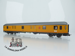 BÑ1613 H0 =DC ROCO Furgón postal DGCT 2027 RENFE S/C
