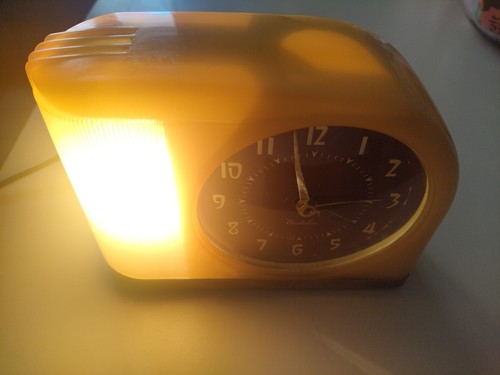 Vintage Westclox MOONBEAM Yellow Bakelite Clock *PARTS/REPAIR ONLY* - Picture 14 of 22