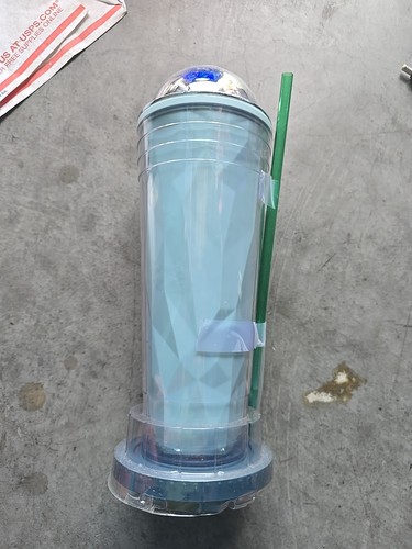 Vaso Starbucks plateado cincelado abovedado 24 OZ con paja 2012 nuevo - Imagen 2 de 3
