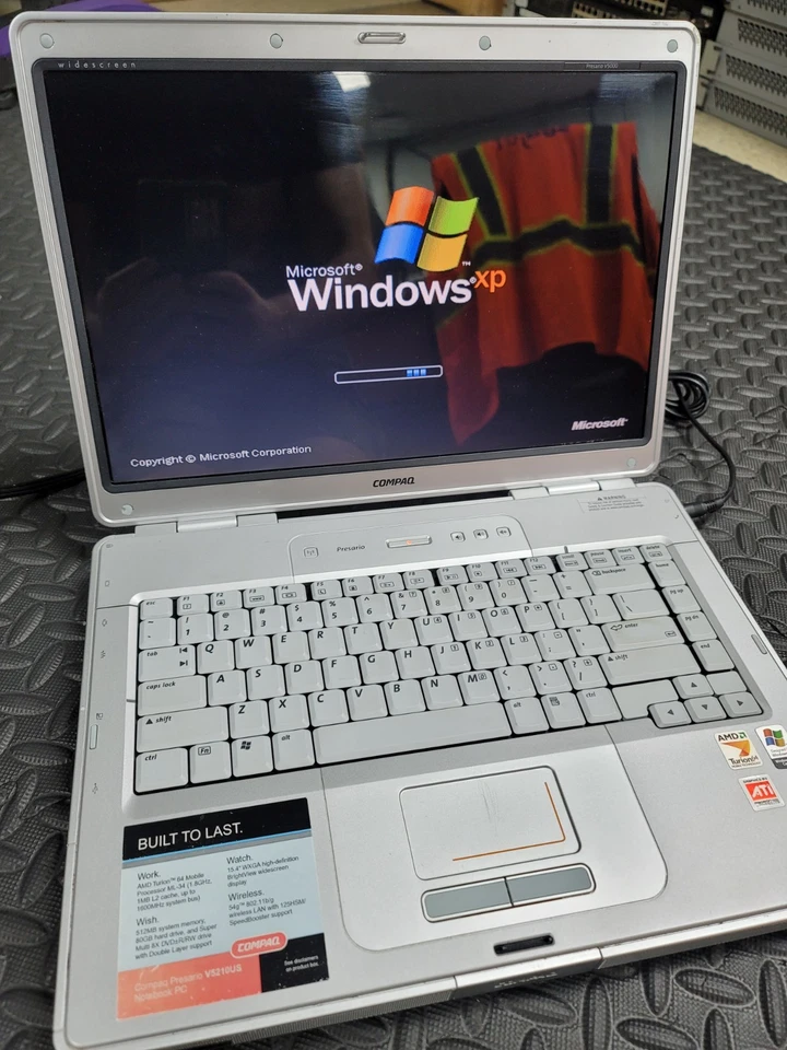 Compaq Presario V5210US 15.4" AMD Turion 64 1.8GHz 2GB RAM 64GB SSD Win XP Pro - Imagem 2 de 4