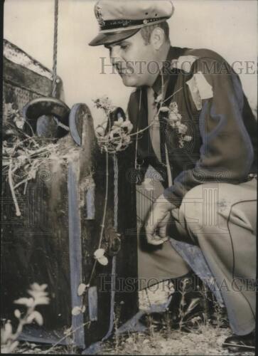 1954 Photo de presse Alabama Highway Patrolman D.G. Tucker Jr. Examines foré coffre-fort - Photo 1 sur 2