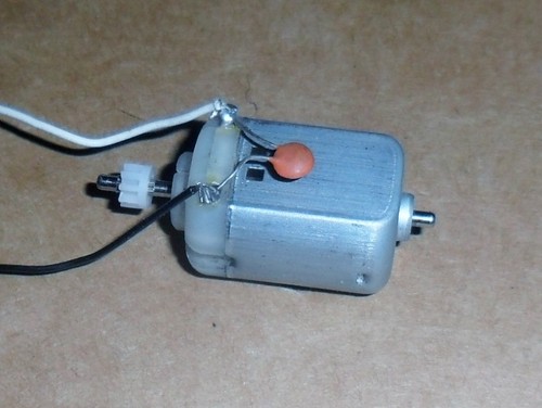 Scalextric car spares Pinions, Motor wire, Magnets, Screws, Eyelets, suppressors - 第 31/49 張圖片