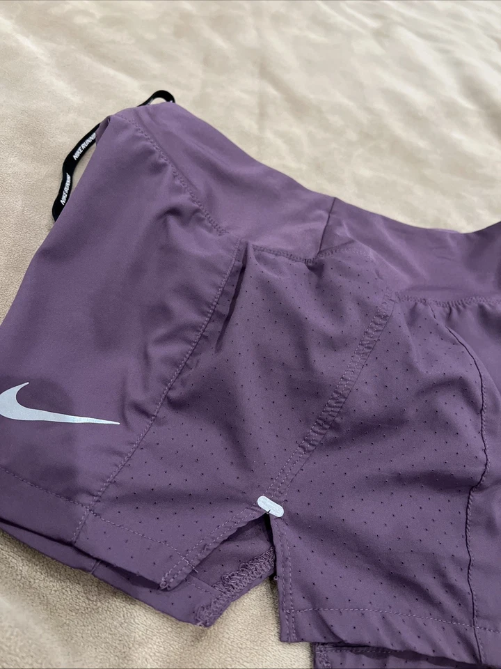 Pantalones Cortos de Correr Nike Eclipse 3" Para Mujer en Color Ciruela Pequeños Foto 2 de 4