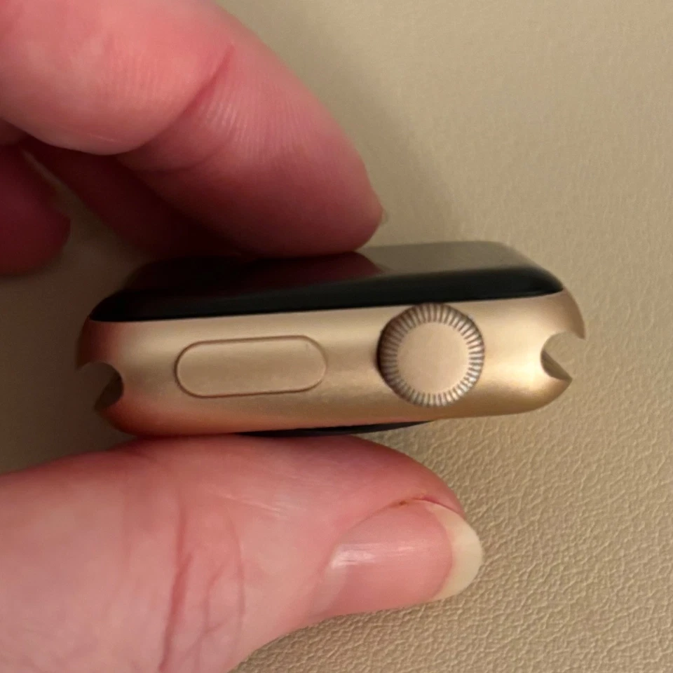 Apple Watch Series 3 38mm GPS Gold Smartwatch - Scratched / Battery Health 81% - Image 4 of 4