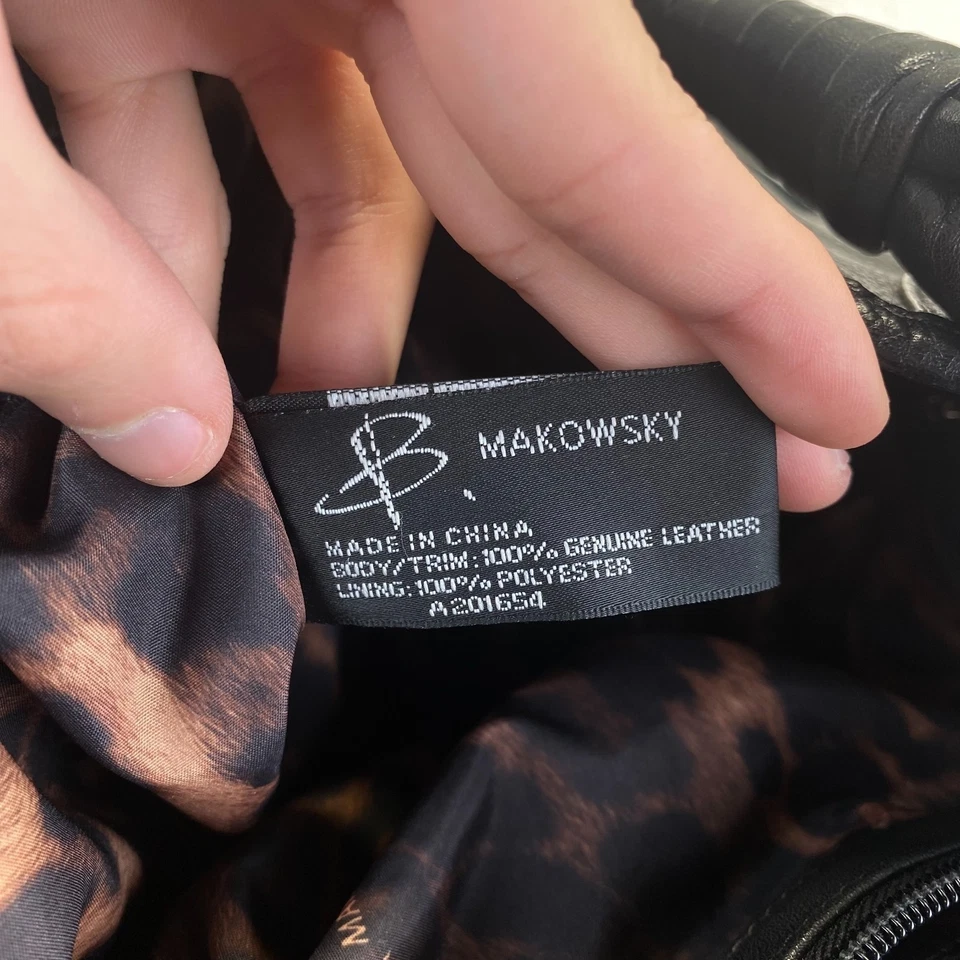 Cartera/bolso B. Makowsky cuero granulado negro detalles plateados dos correas Foto 3 de 4