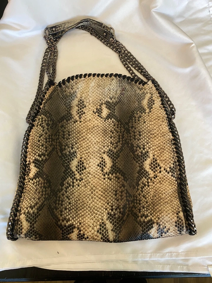 Cartera de hombro Steven By Steve Madden imitación pitón serpiente cadena de herrajes plateados Foto 4 de 4