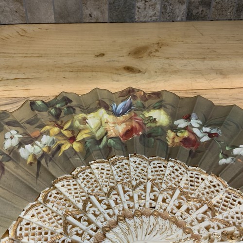 Ventaglio pieghevole vintage Spagna seta tenuto a mano dipinto a mano firmato decorazione celluloide con copertina - Foto 12 di 24