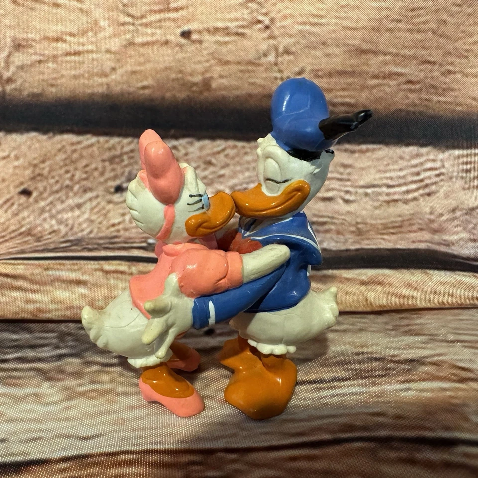 Disney Donald & Daisy Duck Valentines Hug & Kiss  PVC Applause Figure 2.25” Toy - Image 3 of 4