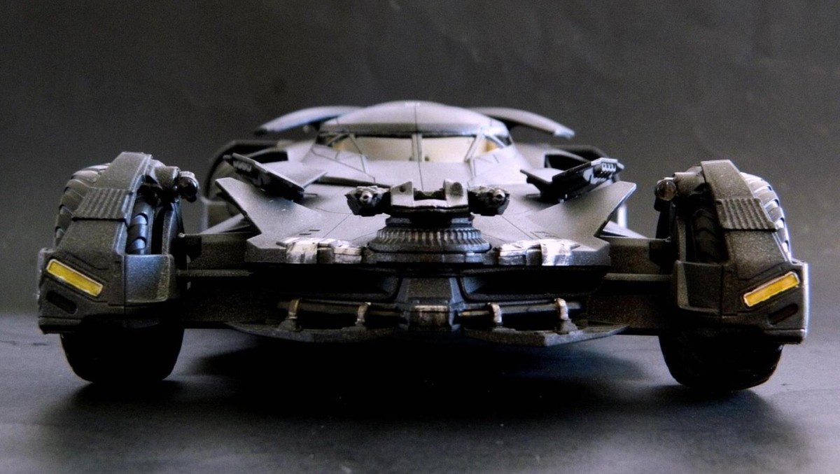 BATMAN BATMOBILE 1/25 スケール Batman V Superman 1/25 Scale Batmobile - Limited 500