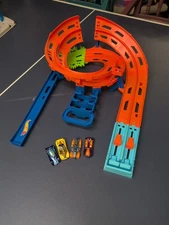 Hot Wheels Whip Around Raceway Track Set, Includes 4 Toy Cars in 1:64 Scale, 