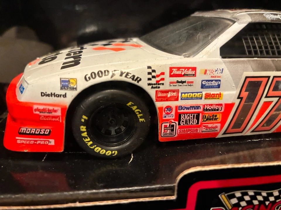 1992 1/24 Racing Champions RARE variation #17 Darrell Waltrip 16 Tampo - Image 2 of 4