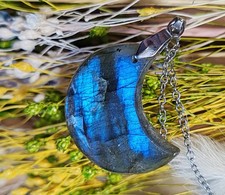 Pendentif sous forme lune en Labradorite, reflets bleus intenses qualité A+