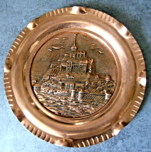 assiette en véritable cuivre vernis repoussé souvenir du Mont Saint Michel 20cm - Photo 1/4