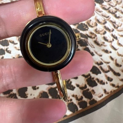 Gucci Damen Armreif Uhr Gold & Schwarz Quarz 8,3 Zoll Durchmesser