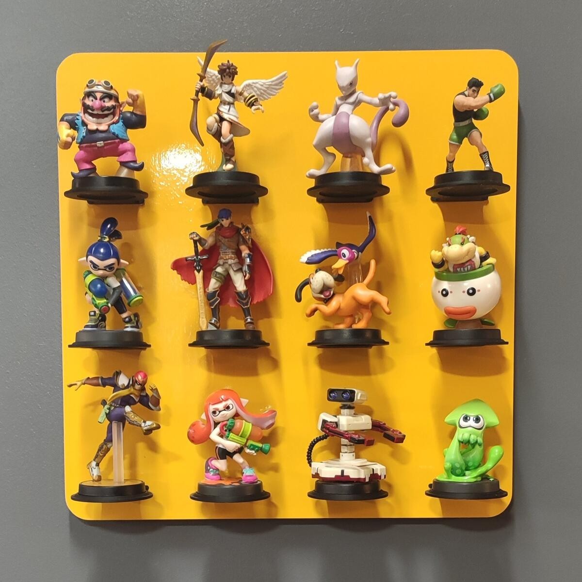 Étagère jaune amiibo pour organiser 12 figurines sur bureau