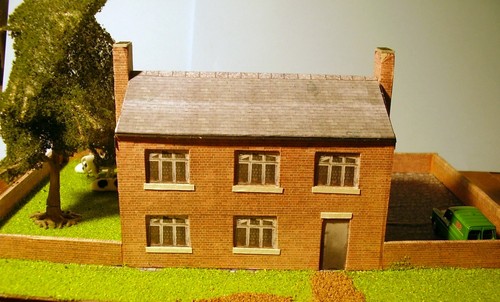 Brick farm with Tree, "00" scale , diorama. Ready-Made - Picture 5 of 5