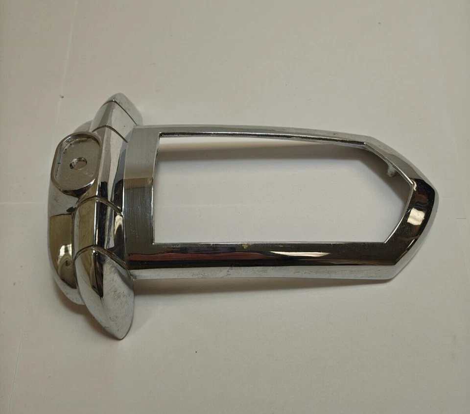 1950 道奇 Meadowbrook 定制右尾灯镀铬边框 1343181 NOS。 — 第 4/4 张图片