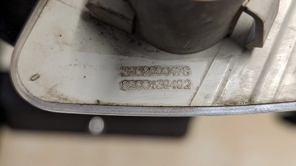 REPETIDOR INDICADOR LATERAL DERECHO O IZQUIERDO RENAULT KANGOO MAXI 2010 BLANCO 8200439492 Foto 2 de 2