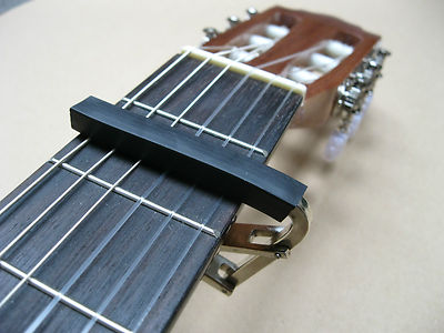 KAPODASTER-CAPODASTER UNIVERSAL GITARREN CA2 METALL STABIL+3xPIK/PLEKTREN GRATIS