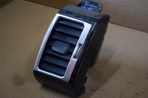 Discovery 5 L462 Front Right Hand Air Vent With Bezel LR098233 (10B) - Picture 3 of 8