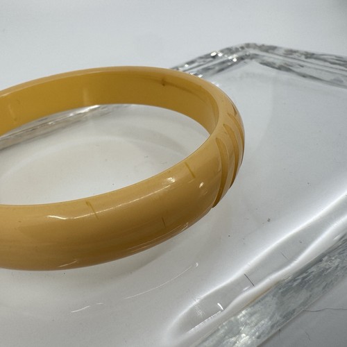 Carved Pale Yellow Butterscotch Bakelite Bangle Bracelet 0.48” Wide 2.5” Dia - Picture 8 of 10