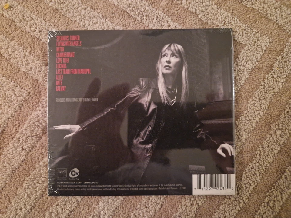 Suzanne Vega 2025 " Flying with Angels " - Bild 2 von 2