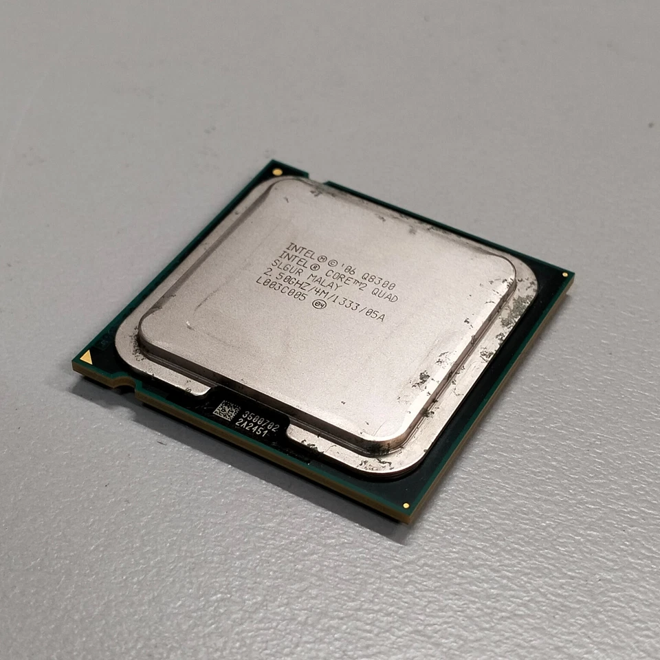 Intel Core 2 Quad Q8300 Yorkfield 32-bit LGA 775 2.5 GHz 4 core 95W CPU SLGUR - Image 2 of 4