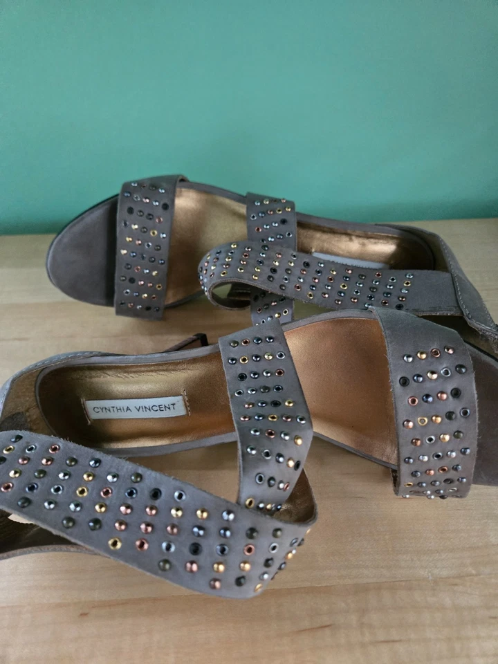 Tacones STUDDED Cynthia Vincent "Reid" Gamuza Gris Oliva Marrón Talla 8.5 Foto 4 de 4