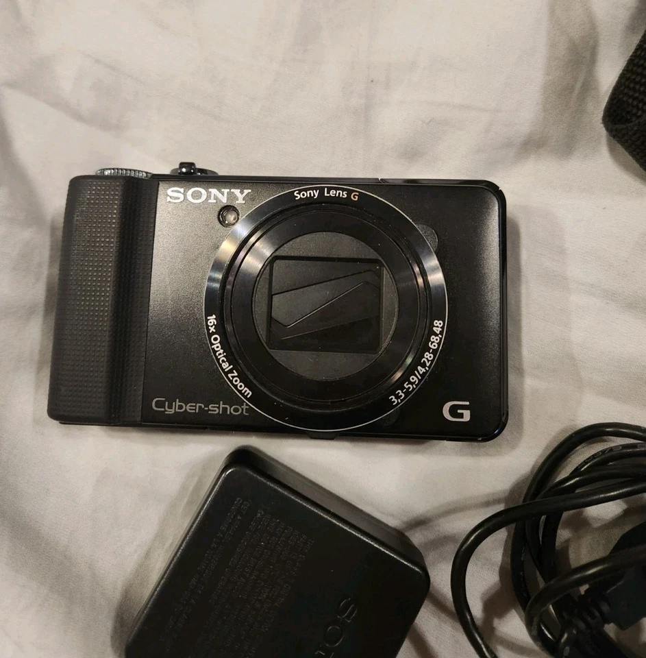 Sony Cyber-shot DSC-HX9V Camera 16.2MP 16x Zoom With Case And Charger & SD Card - Image 3 of 4